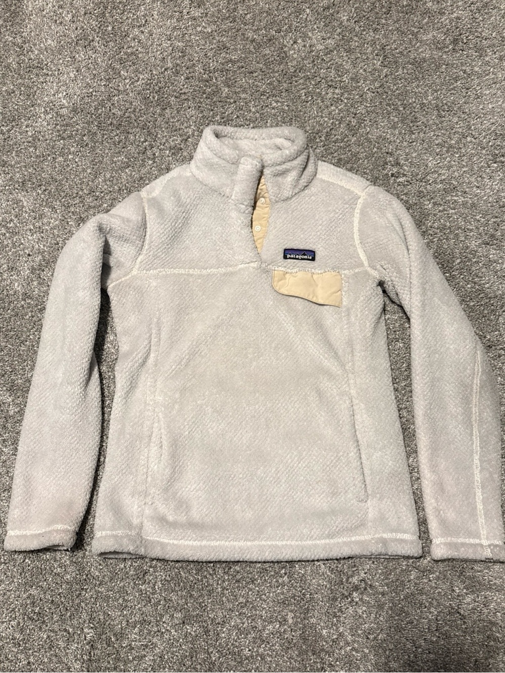 Patagonia Light Gray Fleece Pullover with Tan Chest Accent women’s XS